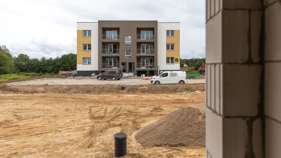 Kretingoje kyla modernūs daugiabučiai „Jaunystės kvartalas“. Nuotrauka: Jurga Urbonaitė Kretingoje kyla modernūs daugiabučiai „Jaunystės kvartalas“. Nuotrauka: Jurga Urbonaitė