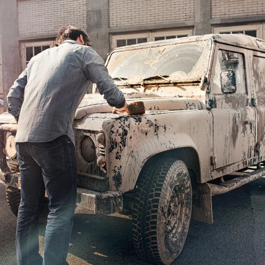 Vyras valo nešvarų automobilį Vyras valo nešvarų automobilį