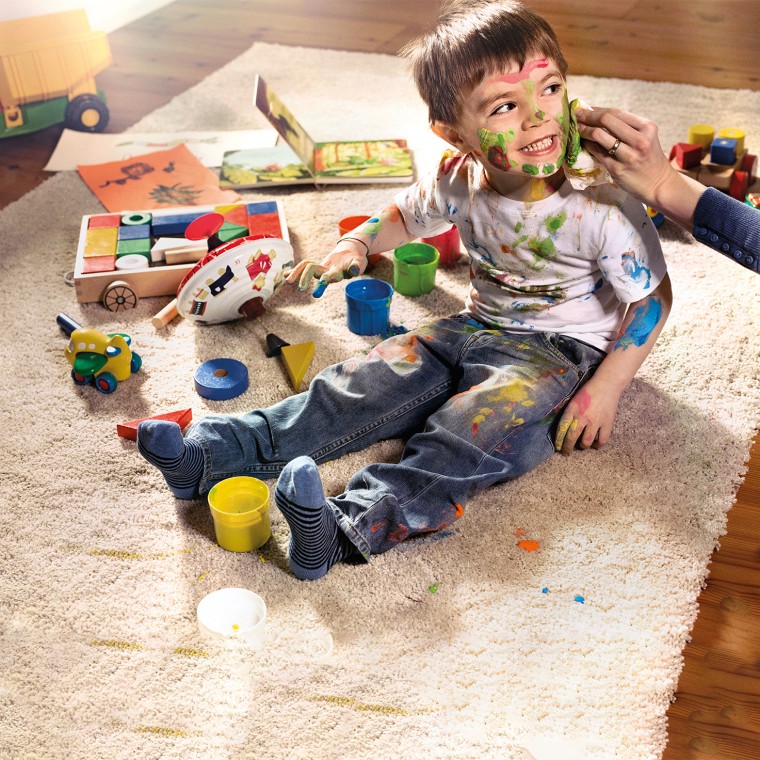 Dažais išsitepęs vaikas Dažais išsitepęs vaikas