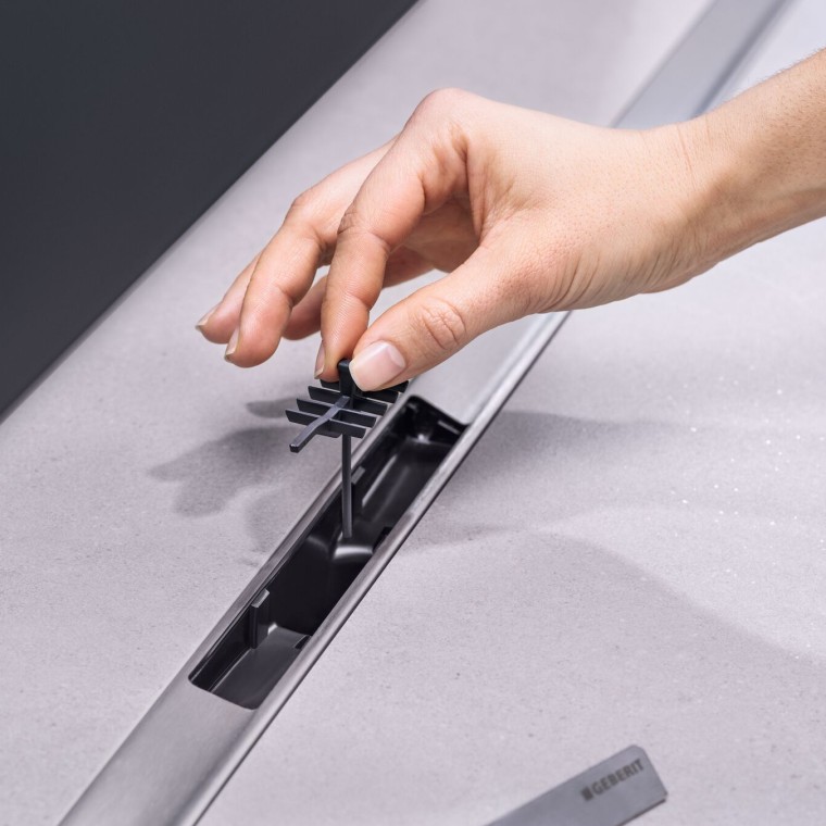 Ranka įdėkite dantytąjį nuosėdų šalinimo įdėklą į sifoną Ranka įdėkite dantytąjį nuosėdų šalinimo įdėklą į sifoną