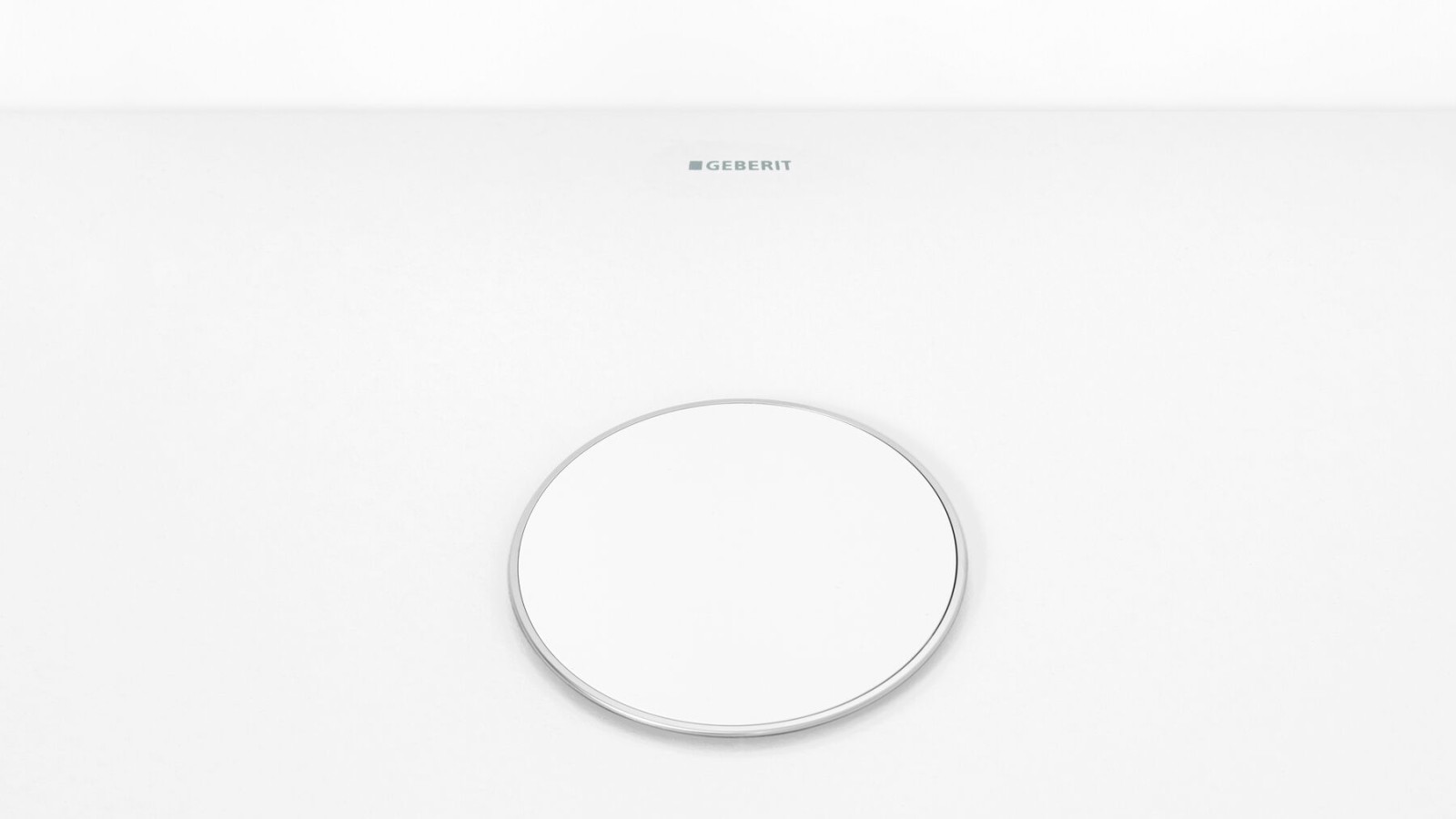 Baltos spalvos sifono dangteliai su diskretišku chromo spalvos apvadu Baltos spalvos sifono dangteliai su diskretišku chromo spalvos apvadu