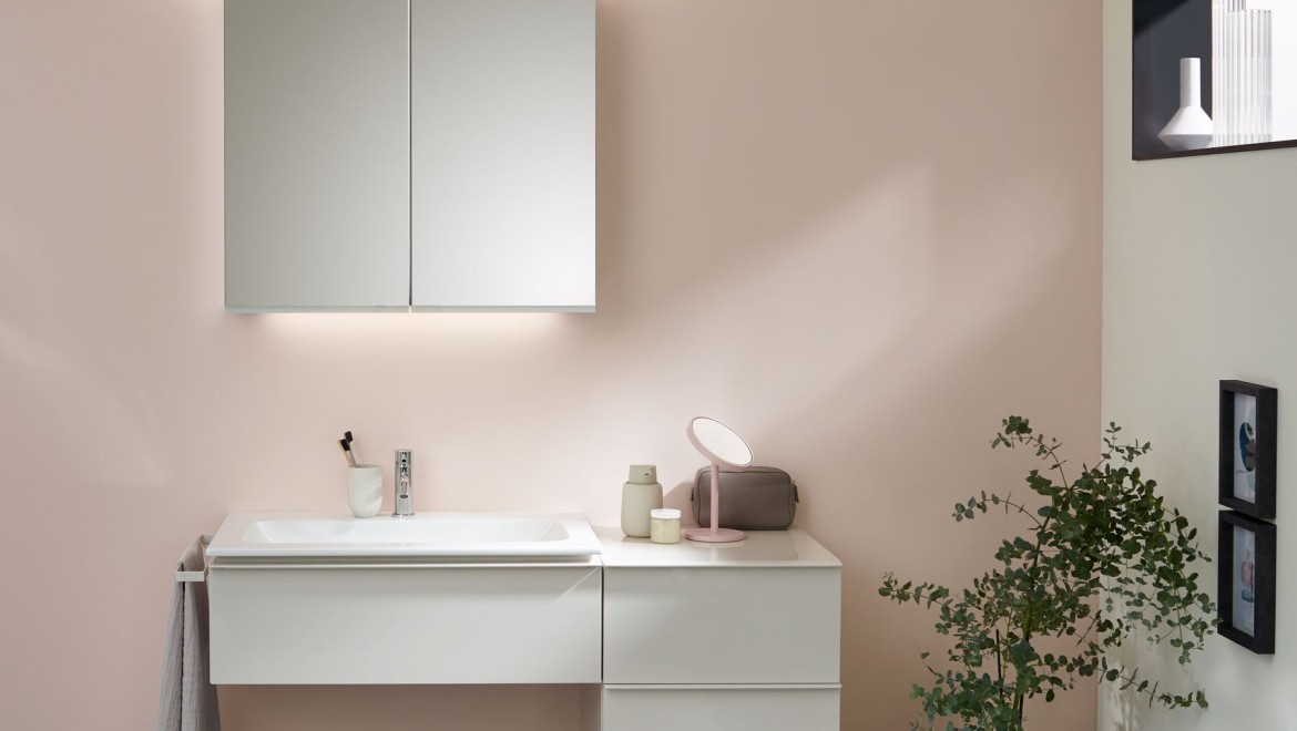 iCon serijos vonios kambario produktai su Option Plus veidrodine spintele (© Geberit) iCon serijos vonios kambario produktai su Option Plus veidrodine spintele (© Geberit)