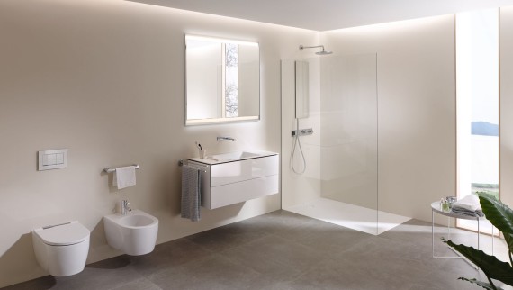 Žvilgsnis į didelį vonios kambarį su Geberit AquaClean Mera WC puodu su apiplovimo funkcija ir vonios kambario baldais (© Geberit) Žvilgsnis į didelį vonios kambarį su Geberit AquaClean Mera WC puodu su apiplovimo funkcija ir vonios kambario baldais (© Geberit)