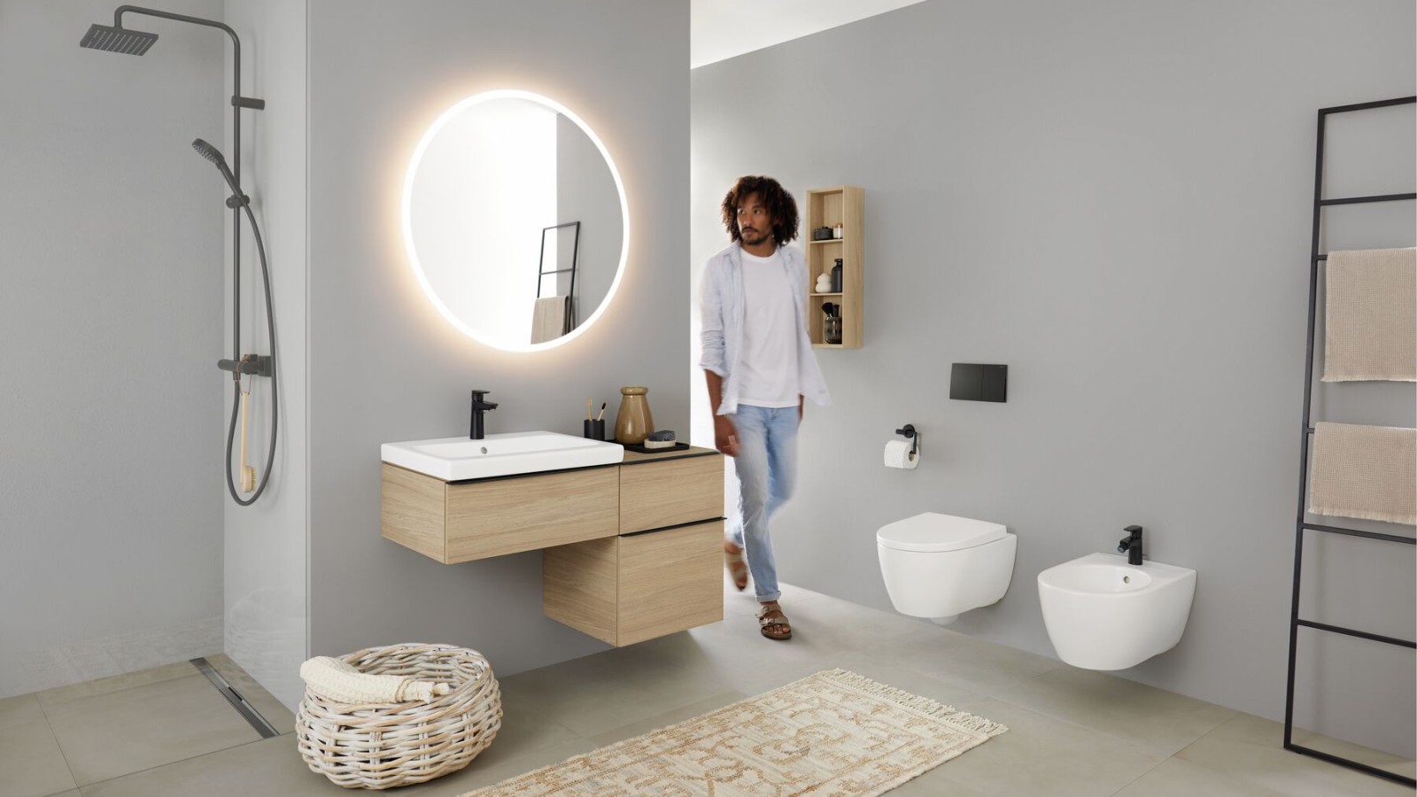 Vonios kambarys su dušo erdve nišoje