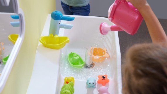 Geberit Bambini prausimosi zona su vandeniu pripildomu praustuvu Geberit Bambini prausimosi zona su vandeniu pripildomu praustuvu