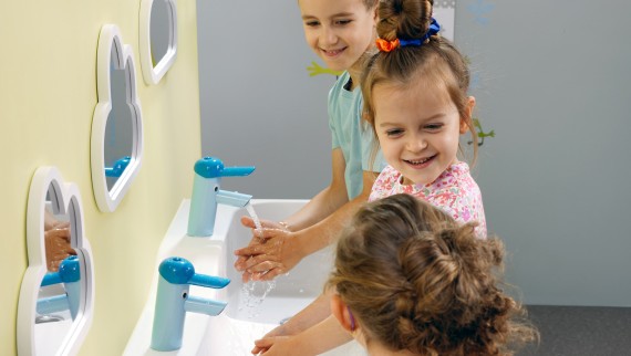 Vaikai žaidžia Geberit Bambini prausimosi zonoje Vaikai žaidžia Geberit Bambini prausimosi zonoje