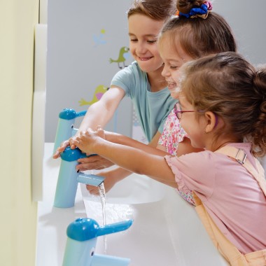 Vaikai, žaidžiantys Geberit Bambini prausimosi zonoje Vaikai, žaidžiantys Geberit Bambini prausimosi zonoje
