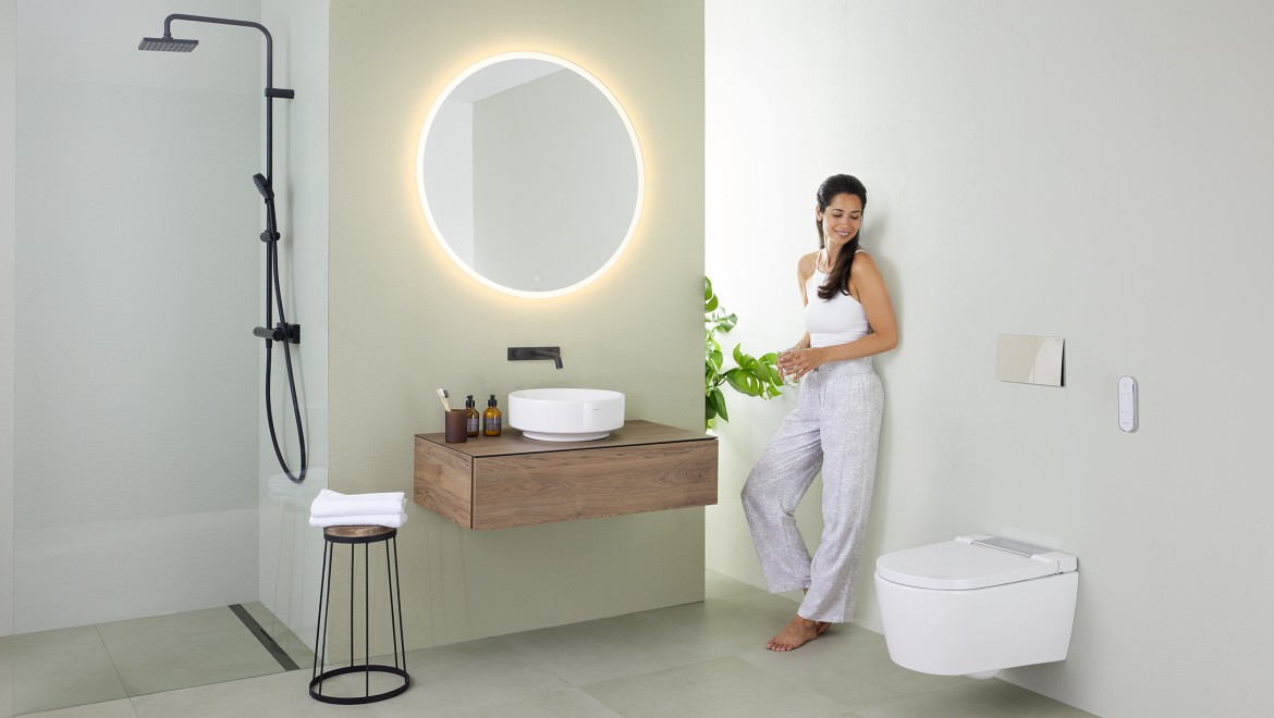 Moteris minimalistiniame vonios kambaryje Moteris minimalistiniame vonios kambaryje