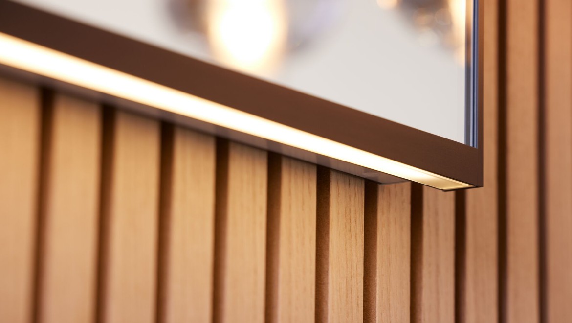 Geberit Option Plus Square 135 cm su matinės juodos spalvos rėmeliu ir netiesioginio apšvietimo juosta (© Geberit) Geberit Option Plus Square 135 cm su matinės juodos spalvos rėmeliu ir netiesioginio apšvietimo juosta (© Geberit)