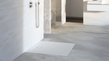 Vonios kambarys su grindų lygiu sutampančiu Geberit dušo paviršiumi Setaplano
