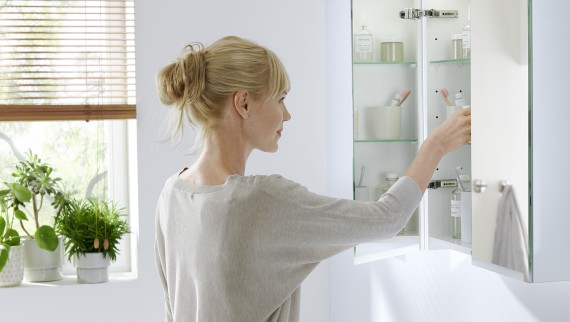 Geberit Option Plus veidrodinėje spintelėje yra daug vietos daiktams (© Geberit) Geberit Option Plus veidrodinėje spintelėje yra daug vietos daiktams (© Geberit)