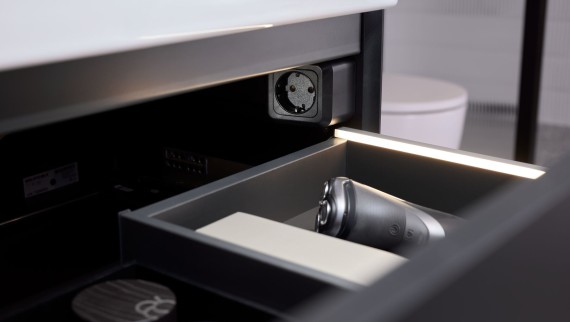 Geberit ONE stalčius su šviesos juostelėmis ir jungiamuoju elektros lizdu