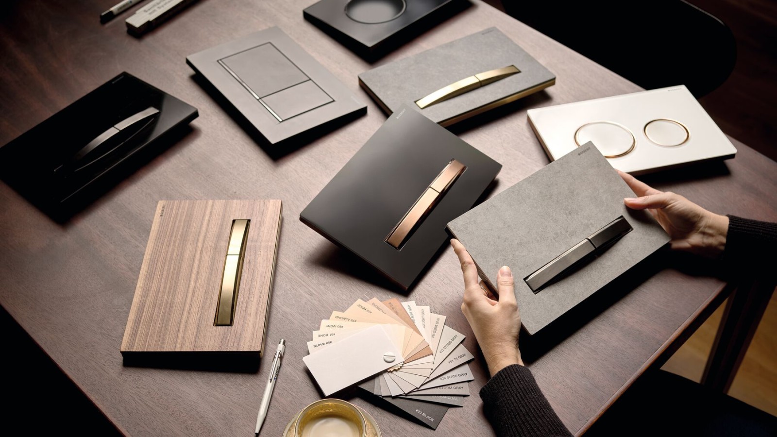 Siūlomi įvairūs vandens nuleidimo mygtukai