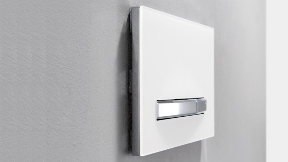 Vandens nuleidimo mygtukas su oro valymo prietaisu – kad vonios kambaryje būtų gaivu