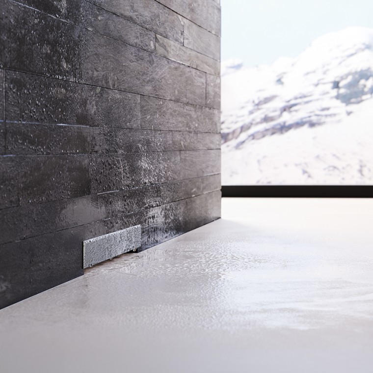 Geberit sieninis latakas juodoje plytų sienoje Geberit sieninis latakas juodoje plytų sienoje