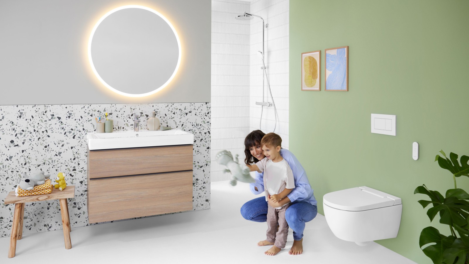 Geberit AquaClean Alba, moteris ir vaikas vonios kambaryje Geberit AquaClean Alba, moteris ir vaikas vonios kambaryje