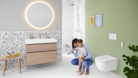 Geberit AquaClean Alba, moteris ir vaikas vonios kambaryje Geberit AquaClean Alba, moteris ir vaikas vonios kambaryje