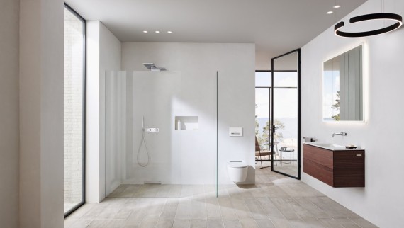 Geberit ONE vonios kambarys su paprastai valomu praustuvu, WC puodu ir viename lygyje su grindimis įrengtu dušu