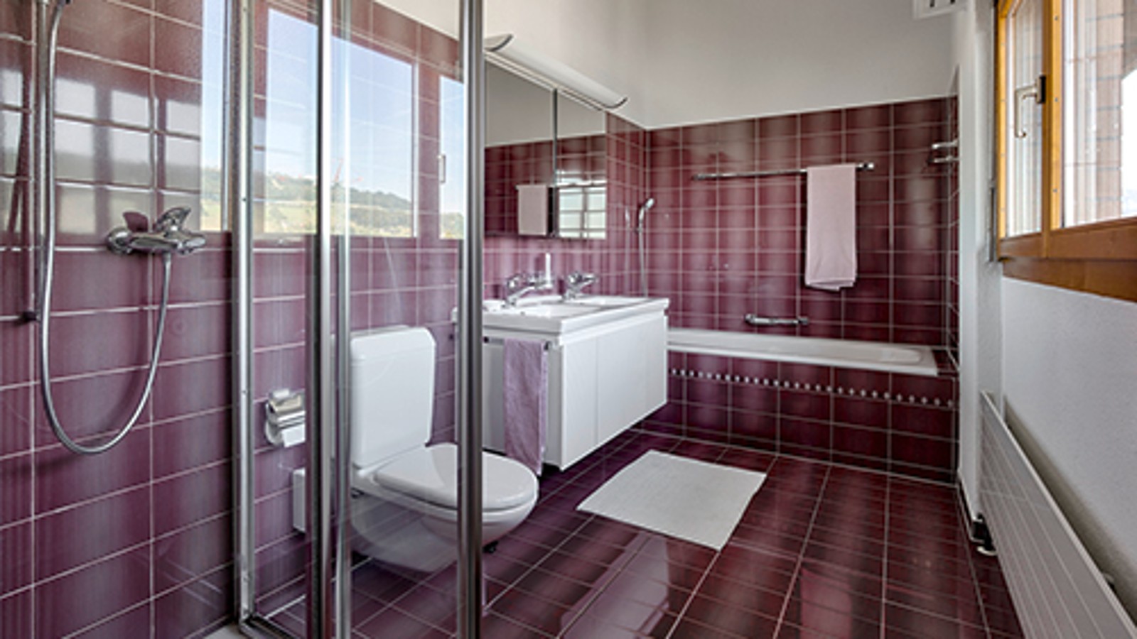 Vonios kambarys prieš renovaciją su raudonomis keraminėmis plytelėmis Vonios kambarys prieš renovaciją su raudonomis keraminėmis plytelėmis