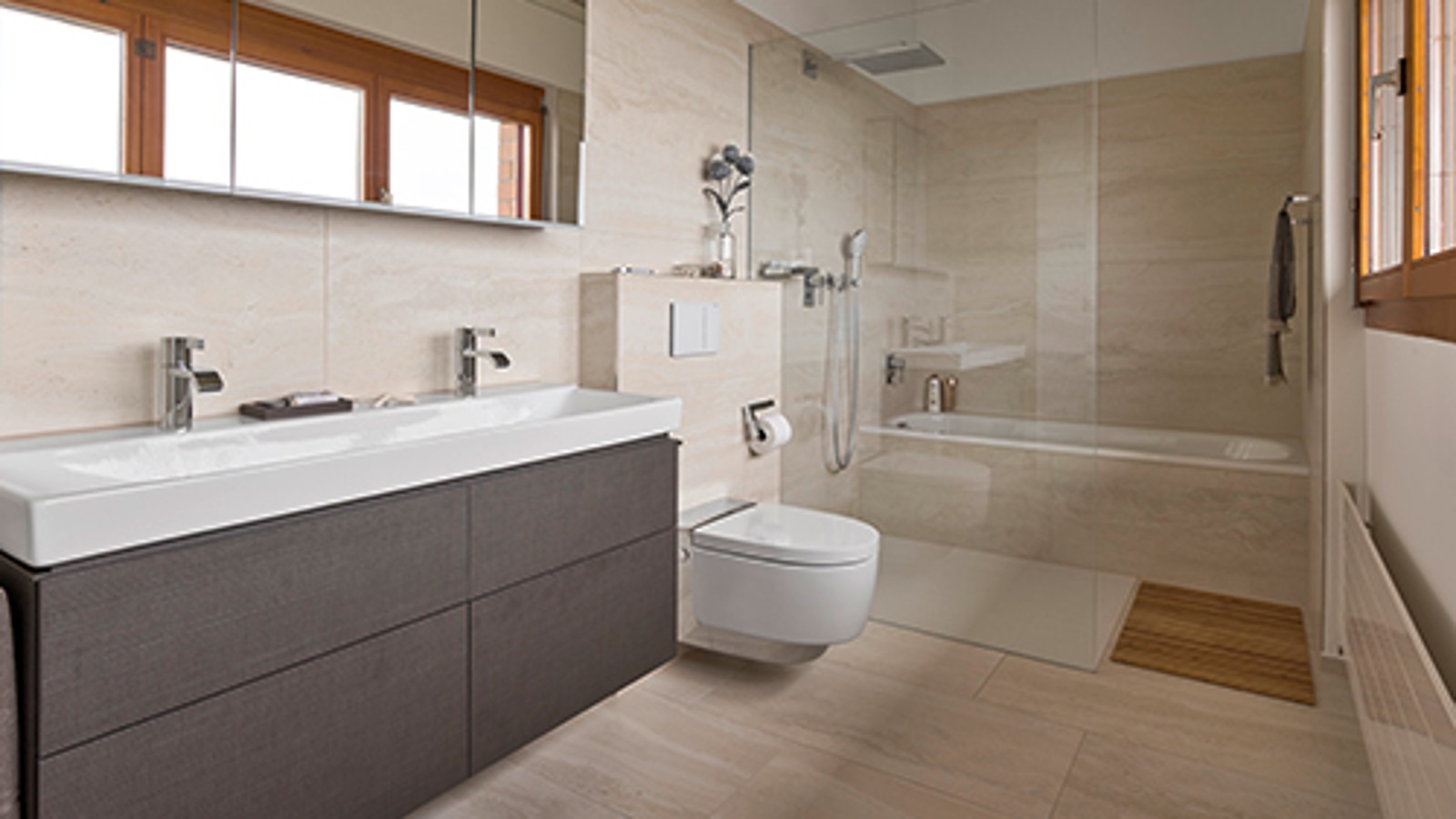 Vonios kambarys su Geberit AquaClean WC puodu su apiplovimo funkcija po renovacijos Vonios kambarys su Geberit AquaClean WC puodu su apiplovimo funkcija po renovacijos