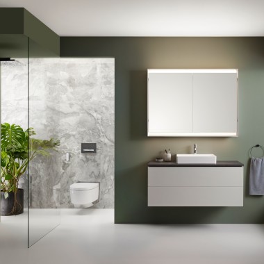Geberit AquaClean Mera Comfort WC puodas su apiplovimo funkcija Geberit ONE vonios kambaryje Geberit AquaClean Mera Comfort WC puodas su apiplovimo funkcija Geberit ONE vonios kambaryje