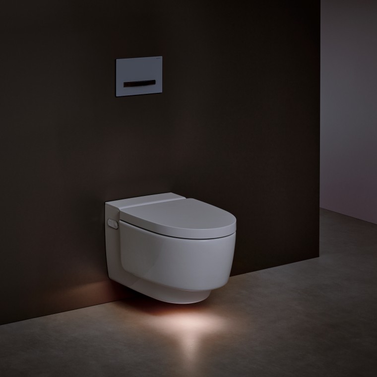 Geberit AquaClean Mera WC puodas su apiplovimo funkcija ir su įjungtu orientaciniu apšvietimu Geberit AquaClean Mera WC puodas su apiplovimo funkcija ir su įjungtu orientaciniu apšvietimu