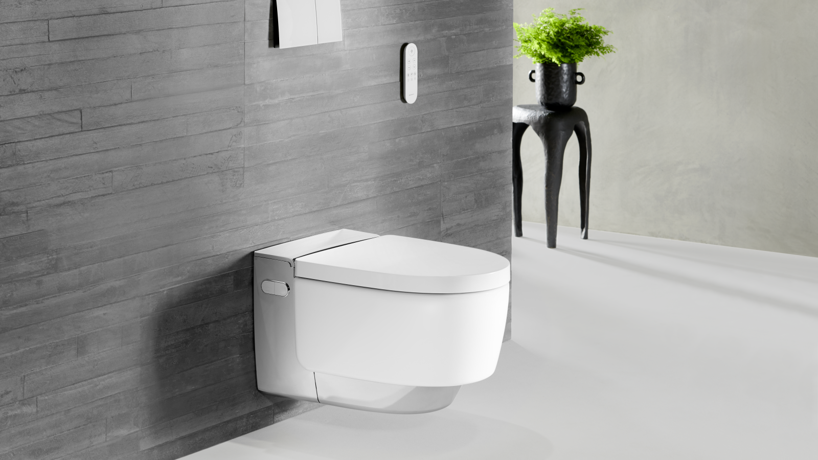 Chromo spalvos Geberit AquaClean Mera Comfort su Sigma70 nuotolinio valdymo pulteliu