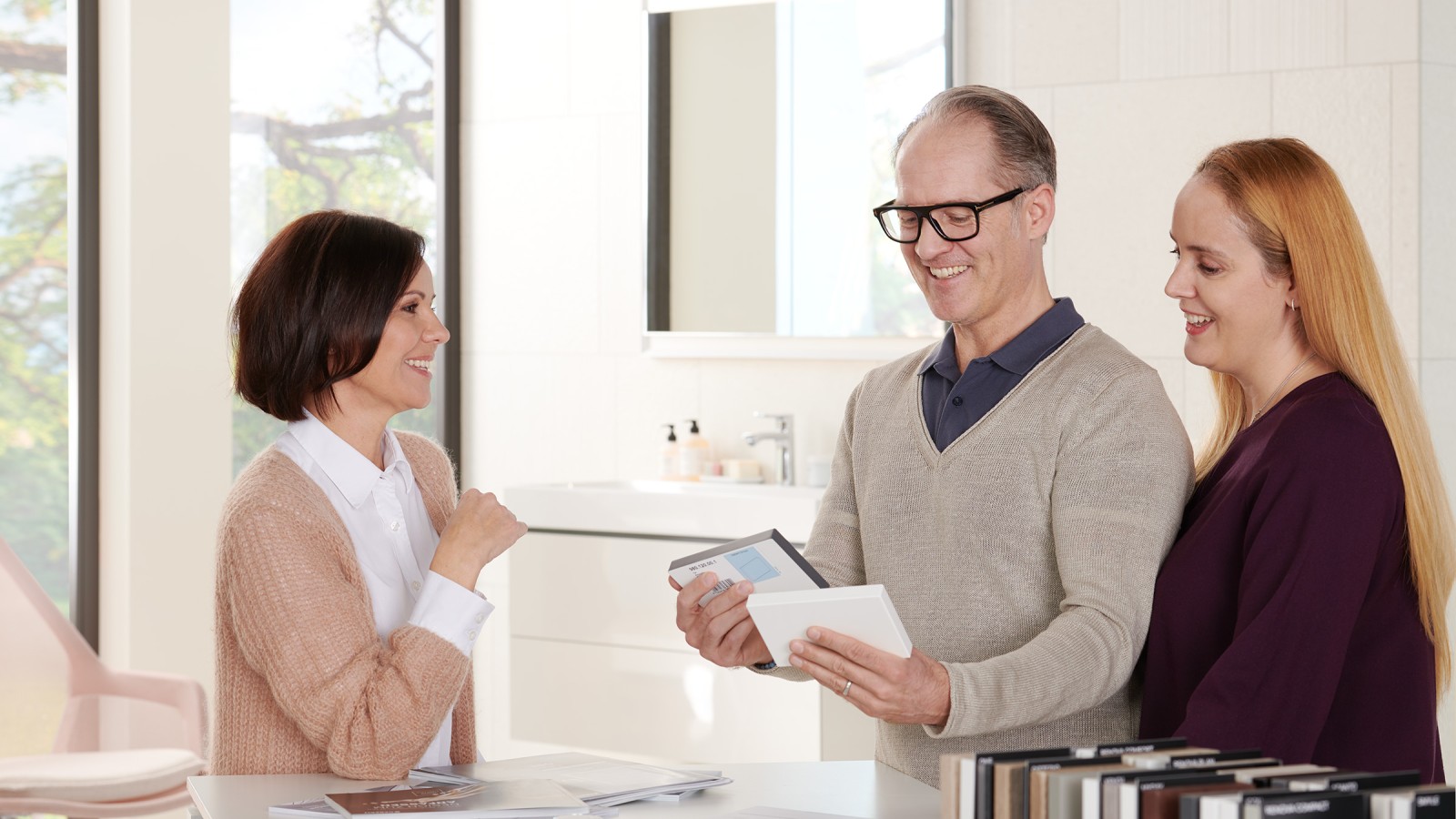 Klientai vonios kambario produktų salone