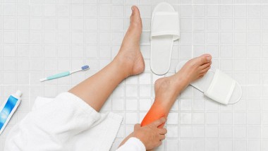 Pavojus nugriūti vonios kambaryje – viską lemia tinkamas medžiagos pasirinkimas