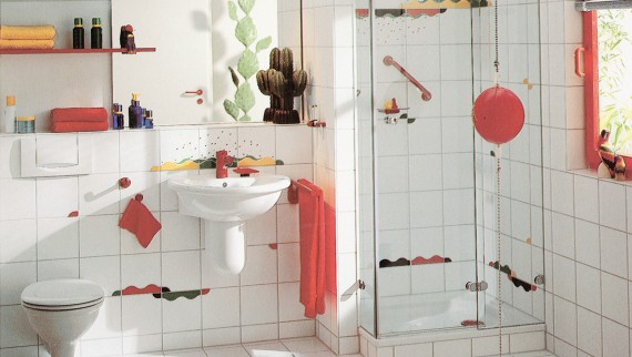 Toks vonios kambarys su atskiru dušu ir plytelėmis su žaismingais spalvų akcentais buvo laikomas itin stilingu