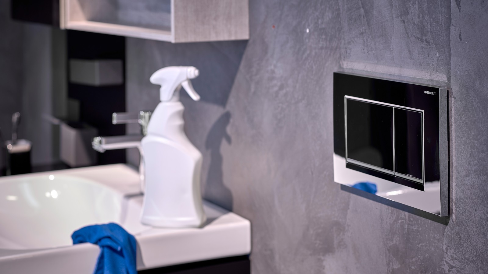 Valikliai ir šluostės švarioje vonioje