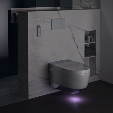 Geberit AquaClean Mera Comfort su chromo spalvos su orientacine šviesa (© Geberit) Geberit AquaClean Mera Comfort su chromo spalvos su orientacine šviesa (© Geberit)