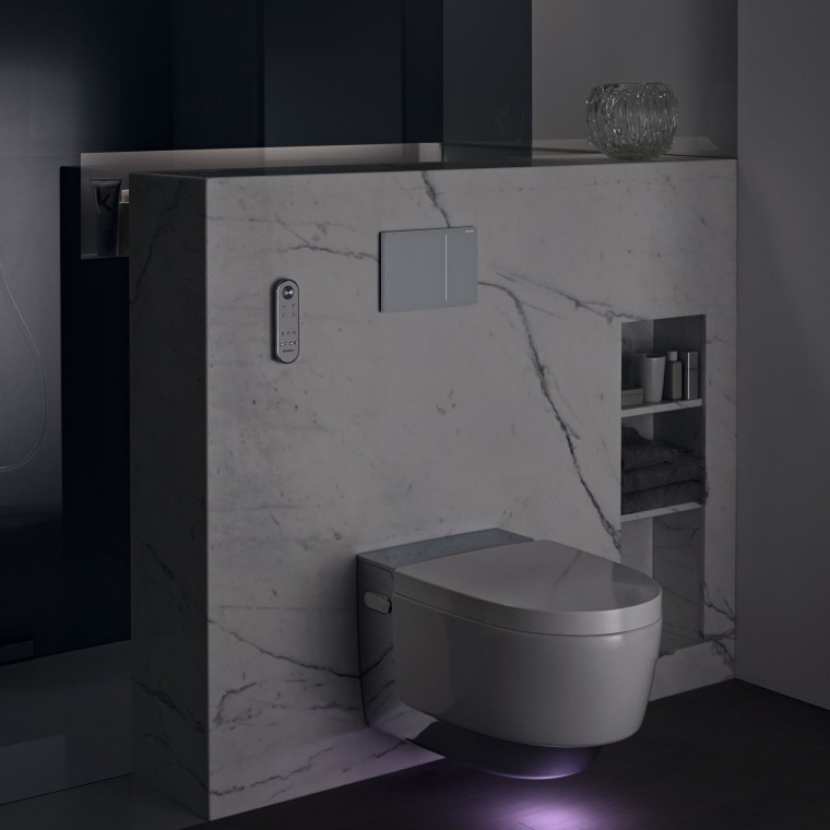 Geberit AquaClean Mera Comfort su chromo spalvos su orientacine šviesa (© Geberit)
