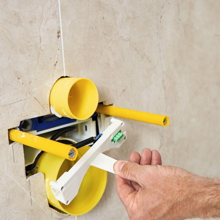 Geberit Power & Connect dėžutė montavimo metu Geberit Power & Connect dėžutė montavimo metu