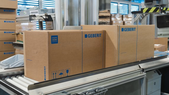 Nauja, mažesnė WC puodo su bidė pakuotė (kairėje), palyginti su senąja kartonine dėžute (dešinėje) (© Julia Dunlop) Nauja, mažesnė WC puodo su bidė pakuotė (kairėje), palyginti su senąja kartonine dėžute (dešinėje) (© Julia Dunlop)