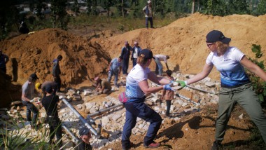 Geberit darbuotojai tiesia vamzdžius Nepalo kaimo bendruomenei aprūpinti vandeniu (© Marcin Mossakowski)