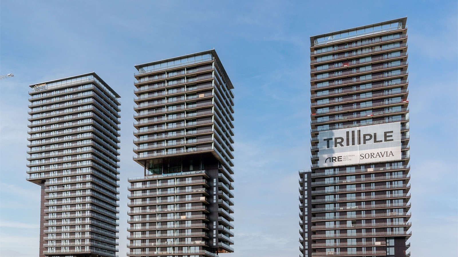 Trys TrIIIple bokštai stovi greta vienas kito. © Soravia Trys TrIIIple bokštai stovi greta vienas kito. © Soravia