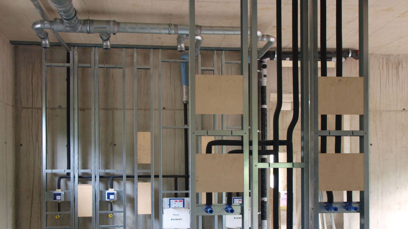 Tam reikia vos kelių stogvamzdžių, todėl sumontuota sistema neužima daug vietos. © Geberit Tam reikia vos kelių stogvamzdžių, todėl sumontuota sistema neužima daug vietos. © Geberit