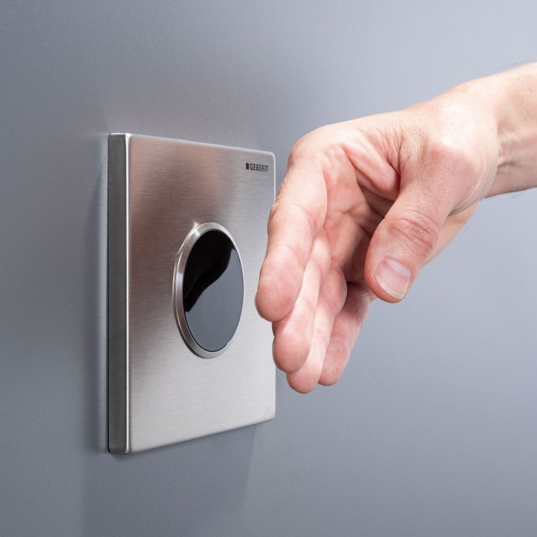 Bekontaktė pisuarų vandens nuleidimo valdymo sistema su infraraudonųjų spindulių naudotojo aptikimo funkcija suteikia galimybę programuoti pagal poreikius ir patikimai nuleisti plovimo vandenį Bekontaktė pisuarų vandens nuleidimo valdymo sistema su infraraudonųjų spindulių naudotojo aptikimo funkcija suteikia galimybę programuoti pagal poreikius ir patikimai nuleisti plovimo vandenį