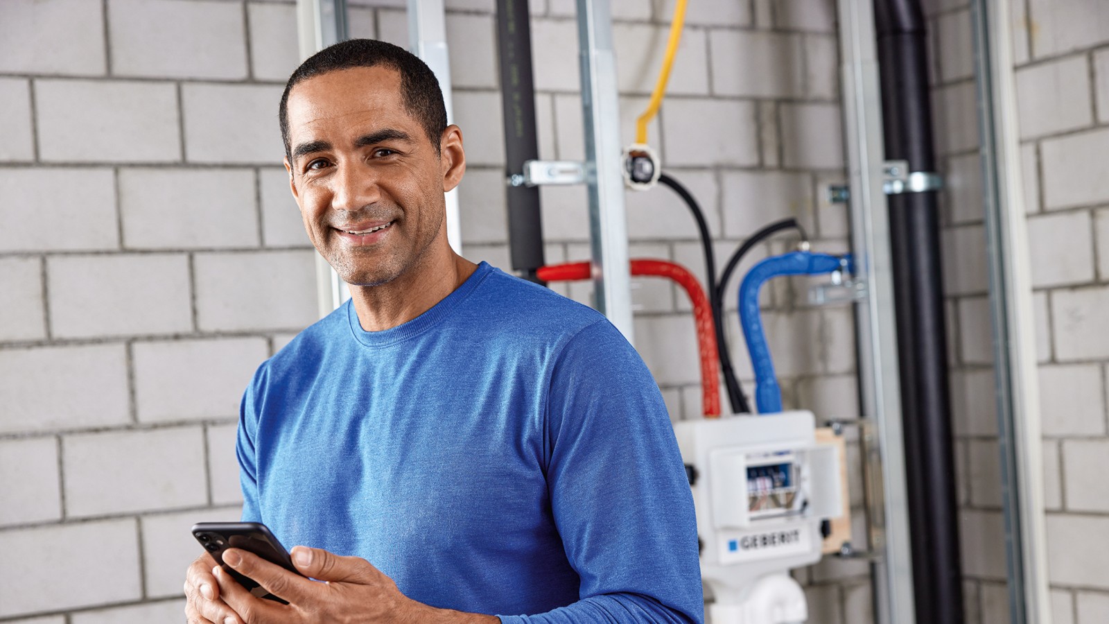 Montuotojas naudoja Geberit Control programėlę (© Geberit)