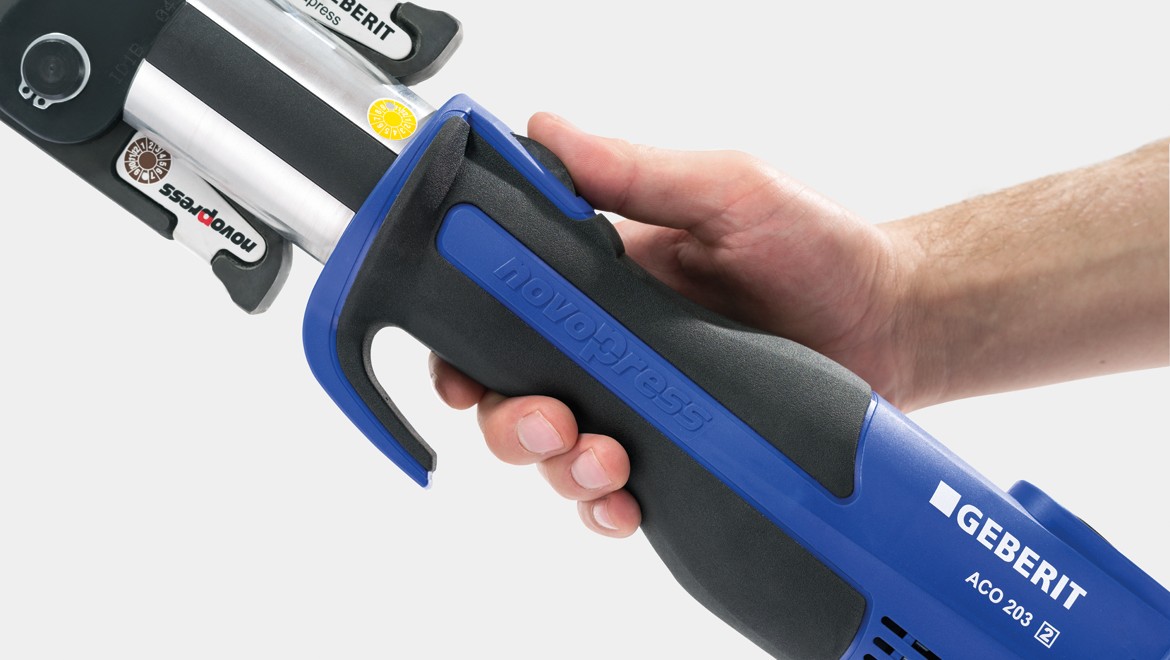 Ergonomiškas presavimo įrankio valdymas su neslystančia ir kompaktiška rankena Ergonomiškas presavimo įrankio valdymas su neslystančia ir kompaktiška rankena