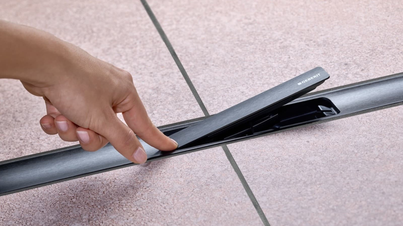 Geberit CleanLine30 ir išimama nešvarumų gaudyklė vienu paspaudimu Geberit CleanLine30 ir išimama nešvarumų gaudyklė vienu paspaudimu