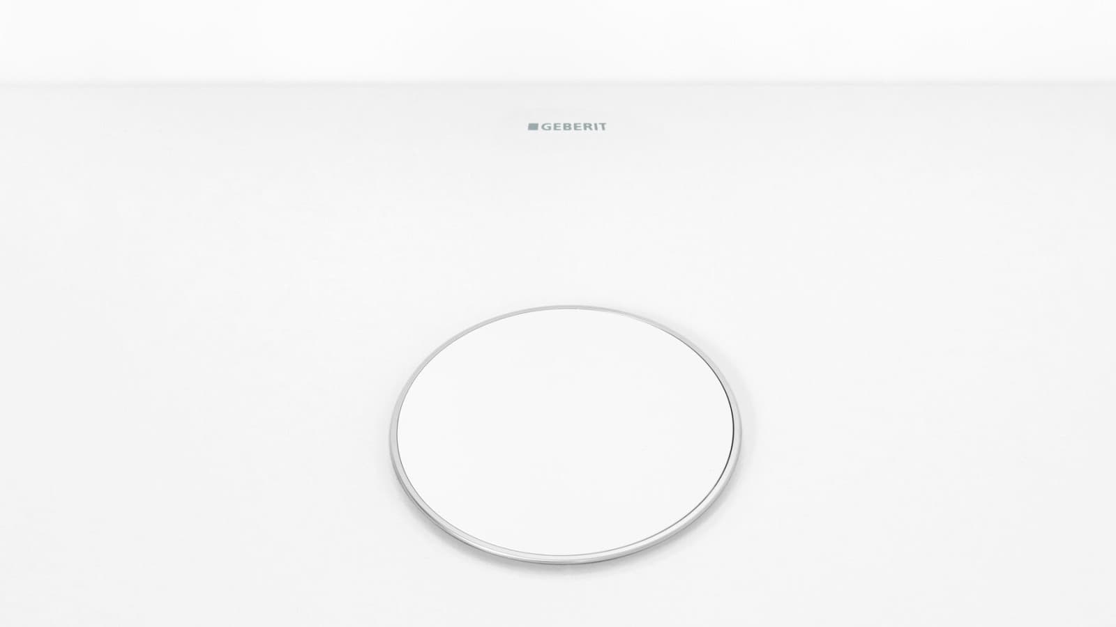 Baltos spalvos sifono dangteliai su diskretišku chromo spalvos apvadu Baltos spalvos sifono dangteliai su diskretišku chromo spalvos apvadu