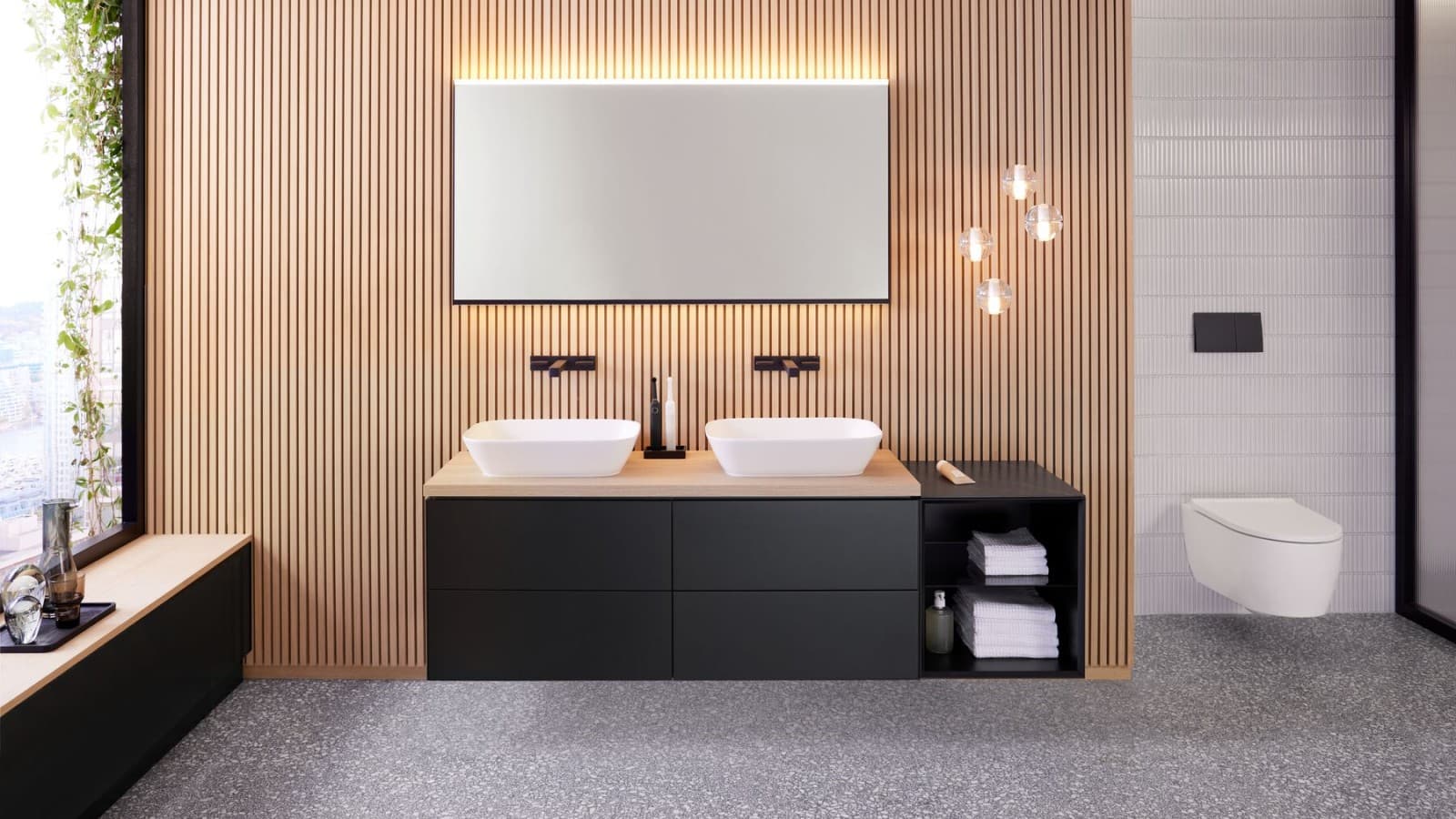 Geberit ONE serijos produktai ir Geberit Option Plus 135 cm pločio veidrodis su matinės juodos spalvos rėmeliu. (© Geberit) Geberit ONE serijos produktai ir Geberit Option Plus 135 cm pločio veidrodis su matinės juodos spalvos rėmeliu. (© Geberit)