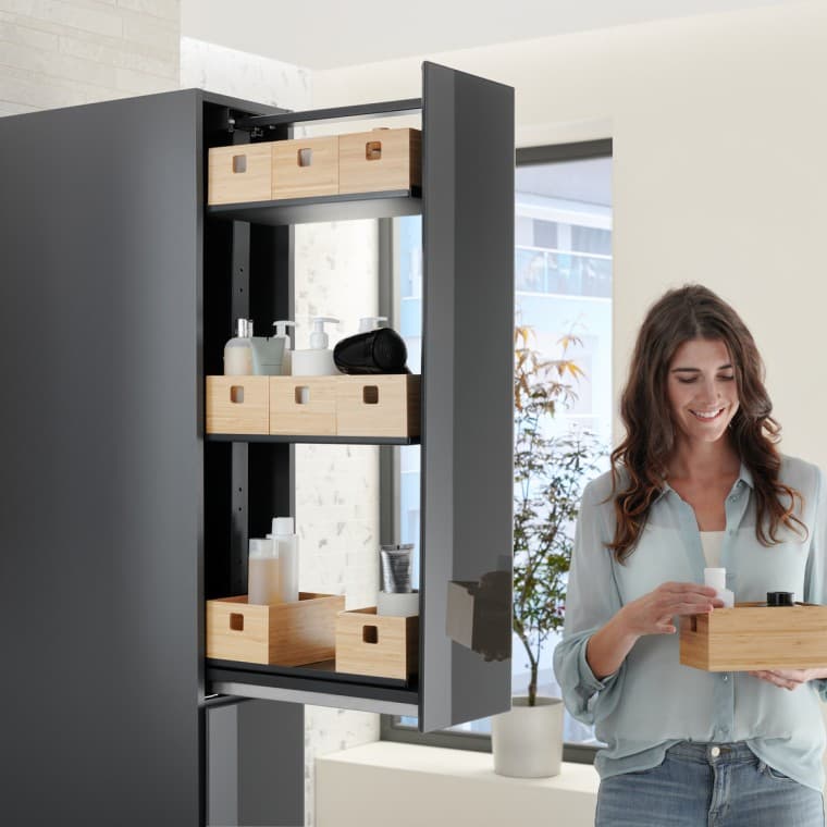 Aukšta spintelė su lavos spalvos stiklo plokšte Aukšta spintelė su lavos spalvos stiklo plokšte