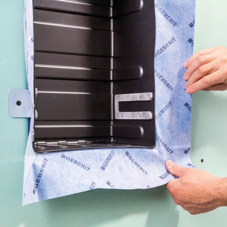 Montavimo komplektas su įrengta sandarinimo plėvele nišos lentynas padaro neatsiejama potinkinės sistemos dalimi Montavimo komplektas su įrengta sandarinimo plėvele nišos lentynas padaro neatsiejama potinkinės sistemos dalimi