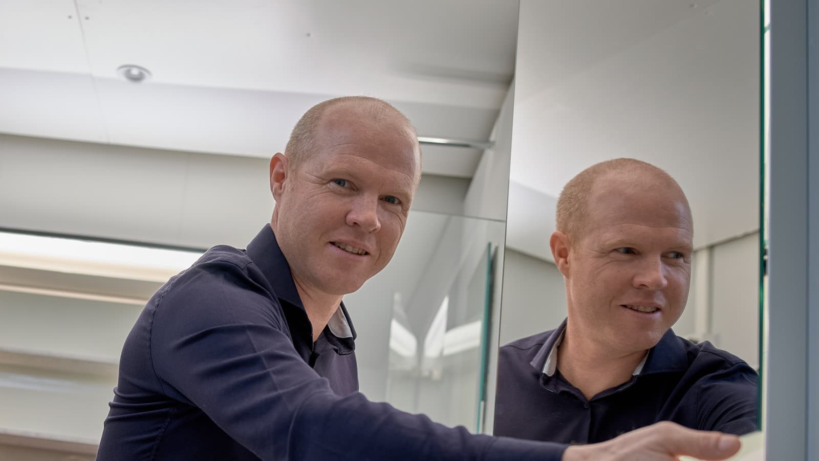 Apšvietimo specialistas Andreasas Janseris šviesos laboratorijoje Geberit būstinėje Rapersvilyje-Jonoje, Šveicarijoje (© Geberit) Apšvietimo specialistas Andreasas Janseris šviesos laboratorijoje Geberit būstinėje Rapersvilyje-Jonoje, Šveicarijoje (© Geberit)