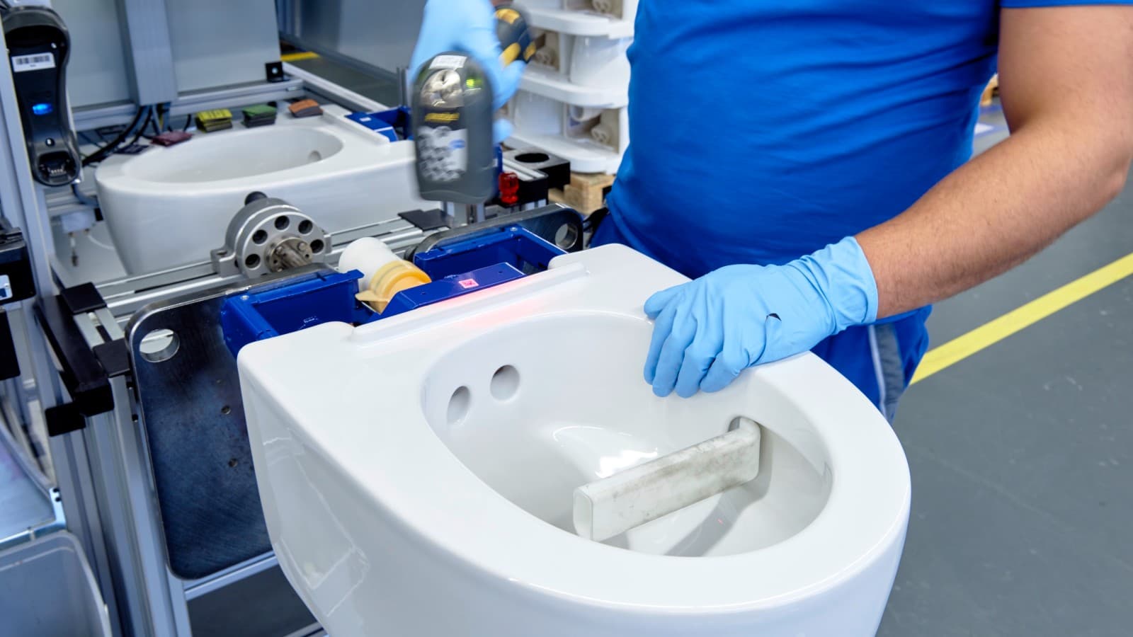 Geberit darbuotojas tvarko Geberit AquaClean Mera WC puodą su apiplovimo funkcija Jonoje Geberit darbuotojas tvarko Geberit AquaClean Mera WC puodą su apiplovimo funkcija Jonoje