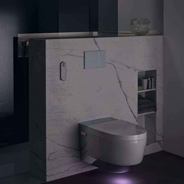 Geberit AquaClean Mera Comfort su chromo spalvos su orientacine šviesa (© Geberit) Geberit AquaClean Mera Comfort su chromo spalvos su orientacine šviesa (© Geberit)
