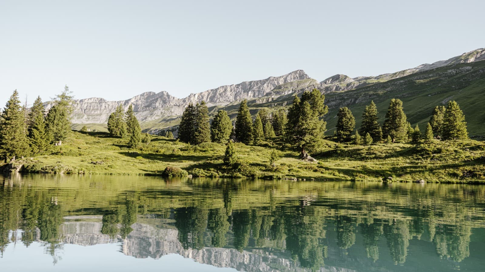Atspindžiai Šveicarijos kalnų ežere Engstlensee, esančiame 1835 metrų virš jūros lygio. Fotografas: Bruno Augsburger (© Geberit) Atspindžiai Šveicarijos kalnų ežere Engstlensee, esančiame 1835 metrų virš jūros lygio. Fotografas: Bruno Augsburger (© Geberit)